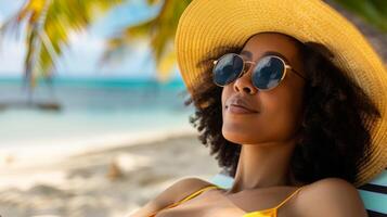 uma mulher vestindo uma amarelo chapéu e oculos de sol relaxa em uma arenoso praia, desfrutando a brilho do sol e oceano brisa. foto