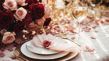 Casamento e evento celebração paisagem de mesa com flores, formal jantar mesa configuração com rosas e vinho, elegante floral mesa decoração para jantar festa e feriado decoração, casa estilo foto