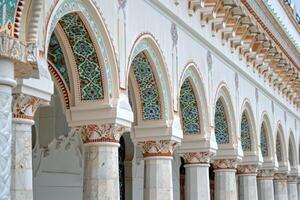 ornamentado arcos e colunas do uma mourisco renascimento prédio. islâmico arquitetura, mesquita foto