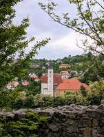 franciscano mosteiro e santo Catarina Igreja cercado de floresta às Krapina, Croácia , município hrvatsko zagorje foto