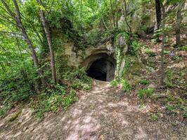 caverna Entrada às Stari grad dentro velho histórico cidade Krapina, Croácia, hrvatsko zagorje, natureza fundo, neanderthal, paleolítico arqueológico local foto