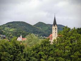 lindo encosta paisagem urbana, st nicholas freguesia Igreja dentro Krapina, Croácia, hrvatsko zagorje, edifícios e arquitetura fundo, papel de parede foto