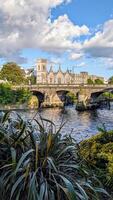 Galway cidade, edifícios e arquitetura, salmão açude ponte, paisagem urbana fundo, irlandês marcos, Irlanda foto