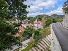 lindo paisagem urbana cenário do edifícios e arquitetura dentro velho Cidade cercado de floresta e colinas às Krapina, Croácia, município hrvatsko zagorje foto