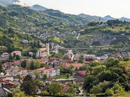 lindo encosta paisagem urbana, st nicholas freguesia Igreja dentro Krapina, Croácia, hrvatsko zagorje, edifícios e arquitetura fundo, papel de parede foto