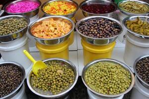 em conserva e salgado legumes estão vendido às uma cidade bazar dentro Israel. foto