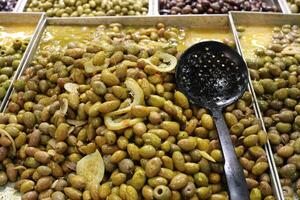 em conserva e salgado legumes estão vendido às uma cidade bazar dentro Israel. foto