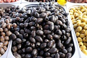 em conserva e salgado legumes estão vendido às uma cidade bazar dentro Israel. foto