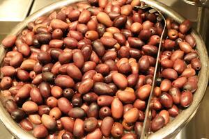 em conserva e salgado legumes estão vendido às uma cidade bazar dentro Israel. foto