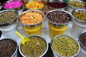 em conserva e salgado legumes estão vendido às uma cidade bazar dentro Israel. foto