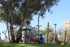 Itens para jogos e Esportes em a Parque infantil dentro a cidade parque. foto