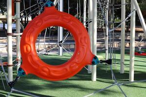 Itens para jogos e Esportes em a Parque infantil dentro a cidade parque. foto