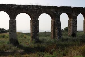 Akko Israel 04 05 2024 a antigo aqueduto para fornecendo água para populosa áreas dentro Israel. foto