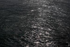 a cor do água dentro a Mediterrâneo mar dentro raso água. natural abstrato fundo. foto