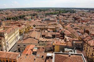 verona Itália 09 03 2023. vermelho lado a lado telhados dentro a cidade do Verona. foto