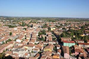 mantova Itália 10 09 2023 . vermelho lado a lado telhados dentro a cidade do mântua. foto