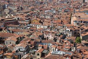 mantova Itália 10 09 2023 . vermelho lado a lado telhados dentro a cidade do mântua. foto
