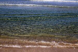 a cor do água dentro a Mediterrâneo mar dentro raso água. natural abstrato fundo. foto