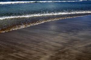 a cor do água dentro a Mediterrâneo mar dentro raso água. natural abstrato fundo. foto