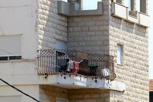 sacada, fechar-se, Como a arquitetônico detalhe durante habitação construção dentro Israel foto