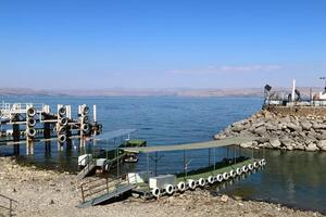 lago Kineret. a do lago litoral é a mais baixo massa de terra em terra foto