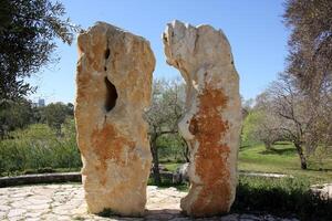 pedras dentro uma cidade parque em a margens do a Mediterrâneo mar. foto