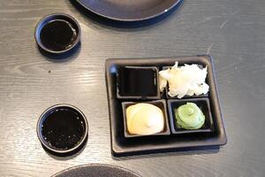 em a mesa dentro uma Sushi restaurante é uma prato do tradicional japonês cozinha. foto