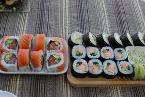 em a mesa dentro uma Sushi restaurante é uma prato do tradicional japonês cozinha. foto