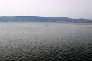 lago Kineret. a do lago litoral é a mais baixo massa de terra em terra foto