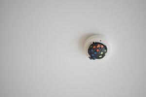 branco fumaça detector em teto às casa foto