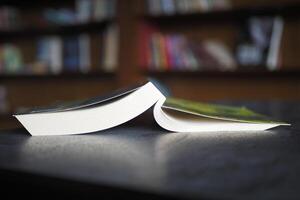 pilha de livros na mesa de madeira foto