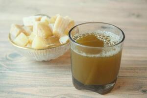 cana de açúcar suco em uma mesa foto