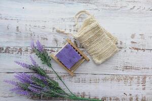 caseiro natural Sabonete Barra e lavanda flor em mesa foto