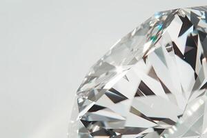 uma fechar acima do uma diamante com uma claro, brilhante superfície foto