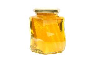 vidro jarra preenchidas com querida e favo de mel isolado em branco foto