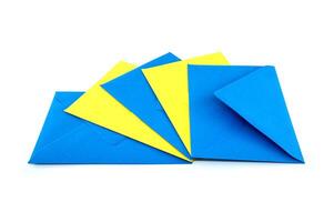 azul e amarelo papel envelopes arranjado evidente branco foto