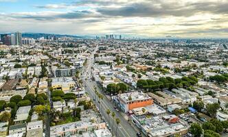 santa monica centro da cidade Visão para los angeles Califórnia. aéreo panorama do a urbano cidade foto
