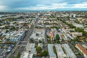 santa monica centro da cidade Visão para los angeles Califórnia. aéreo panorama do a urbano cidade foto