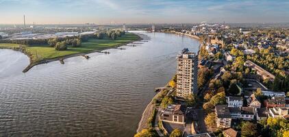 Duisburg ruhr área. Rhein rio. zangão aéreo dentro outono foto