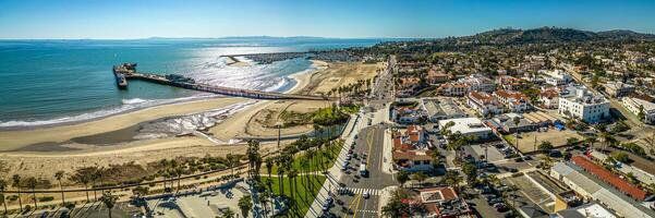 santa barbara aéreo panorama. cênico tiro do cais e de praia foto