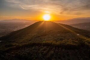 Toscana colinas pôr do sol. lindo aéreo tiro do cênico panorama foto