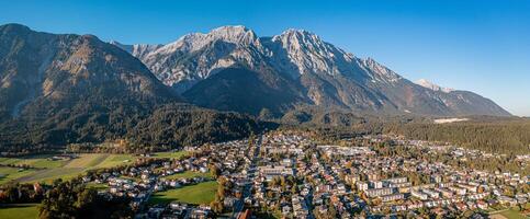 corredor Innsbruck Pousada vale. Karwendel montanhas Alpes. aéreo panorama foto