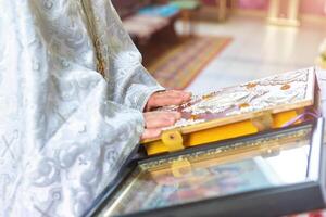 sacerdote dentro a Igreja perto a trono com a Cruz foto