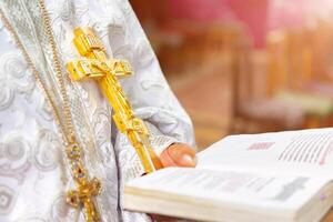 sacerdote dentro a Igreja perto a trono com a Cruz foto