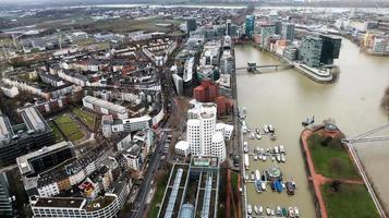 Düsseldorf, Alemanha - 20 de fevereiro de 2020. vista panorâmica da cidade de Düsseldorf, a margem do rio e do Reno. vista aérea de uma cidade europeia na Alemanha. vista aérea de um drone. panorama.