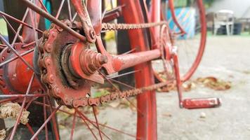 bicicleta vermelha vintage retrô close-up. um velho conceito encantador de uma bicicleta abandonada clássica. foto