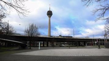 düsseldorf, alemanha - 20 de fevereiro de 2020. torre de televisão. a cidade velha de duesseldorf. paisagem urbana com vista para o porto de mídia, na Alemanha. torre de telecomunicações com restaurante e balcão de vigilância foto