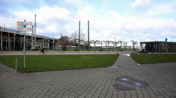 Dusseldorf, Alemanha - 20 de fevereiro de 2020. belo passeio em altstadt. conceitos de estilo de vida e turismo. Reno do Norte. centro da cidade, dique do rio. ponte oberkassel foto