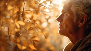 Senior homem idosos sorrir e sentindo-me esperançoso dentro floresta outono, ai foto