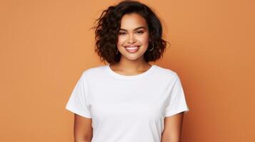 alegre jovem hispânico mais Tamanho corpo positivo fêmea mulher menina 30s dentro branco em branco Projeto casual camiseta posando cor fundo estúdio retrato, ai foto